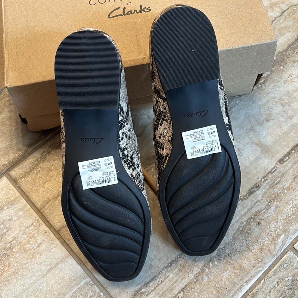 NWT Clarks Sz 9 Taupe Snake Slip Ons - Picture 4 of 5